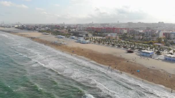 Valencia, İspanya plaj üzerinde havadan görünümü. Valencia Beach'te üzerinde uçuş uçağı. Turizm kenti — Stok video