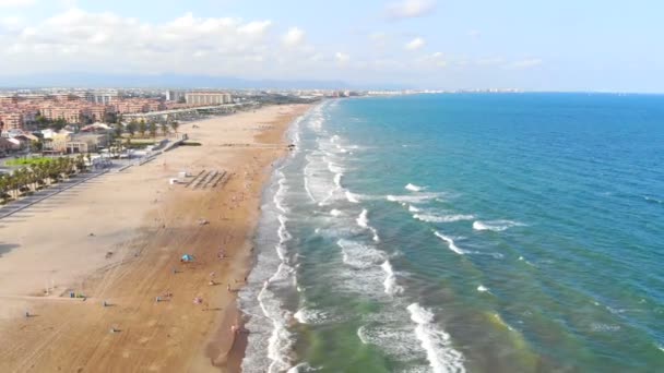 Widok z lotu ptaka na plaży w Walencji, Hiszpania. Lotu samolotów bezzałogowych na plaży w Walencji. Widok na miasto turystyczne — Wideo stockowe