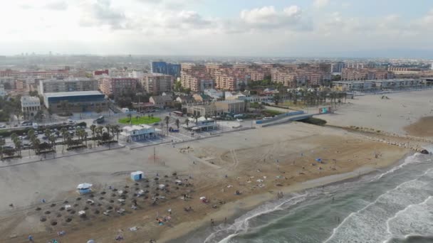 발렌시아, 스페인에 있는 바닷가에 공중 볼 수 있습니다. 비행 발렌시아에서 해변 위에 드 론. 관광 시의 보기 — 비디오