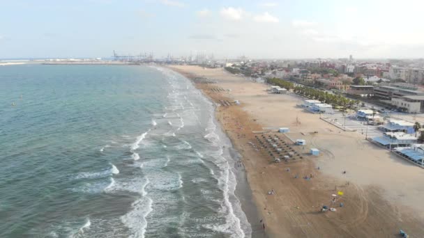 Letecký pohled na pláž v Valencii, Španělsko. Bezpilotní letouny letu nad pláží ve Valencii. Pohled na turistické město — Stock video