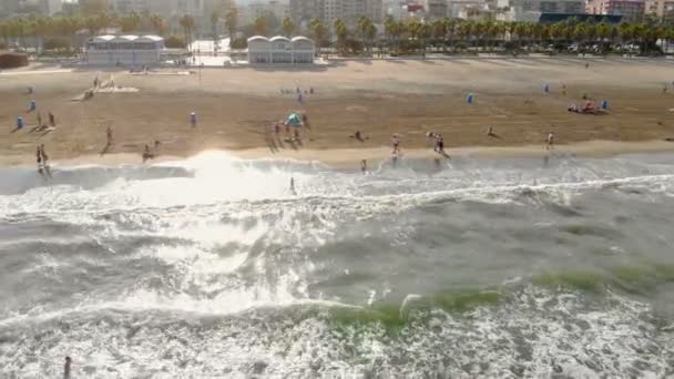 Valencia, Hiszpania - 10 września 2018: Turystów odpoczynek na plaży. Koniec lub początek sezonu pływanie — Wideo stockowe