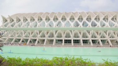 Valencia, İspanya - 10 Eylül 2018: City of Arts and Sciences. Büyük turistik şehir büyük bir park ile çevrilidir. Kamera müzenin sokaklarında taşır.