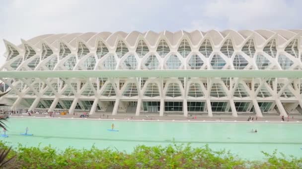 VALENCIA, ESPAGNE - 10 septembre 2018 : Ville des Arts et des Sciences. Grande ville touristique est entourée d'un grand parc. La caméra déplace les rues du musée . — Video