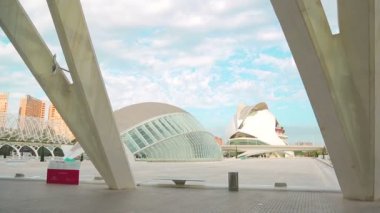 Valencia, İspanya - 10 Eylül 2018: City of Arts and Sciences. Büyük turistik şehir büyük bir park ile çevrilidir. Kamera müzenin sokaklarında taşır.