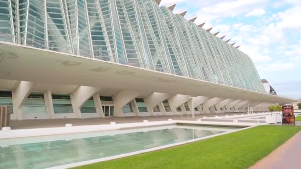 Valencia, Spanien - 10 September 2018: City of Arts and Sciences. Stora turistmål är omgivet av en stor park. Flyttar kameran gatorna i museet. — Stockvideo