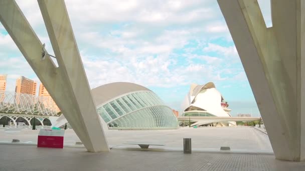 Valencia, Španělsko - 10. září 2018: Město umění a věd. Velké turistické město je obklopeno rozsáhlým parkem. Kamera se pohybuje v ulicích v muzeu. — Stock video