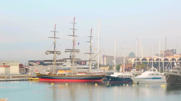 Valencia, Spanien, 2018-09-12: Är ett stort segelfartyg i hamnen i Valencia. Morgon i hamnen, fartygen är parkerade. Stillheten vid havet — Stockvideo