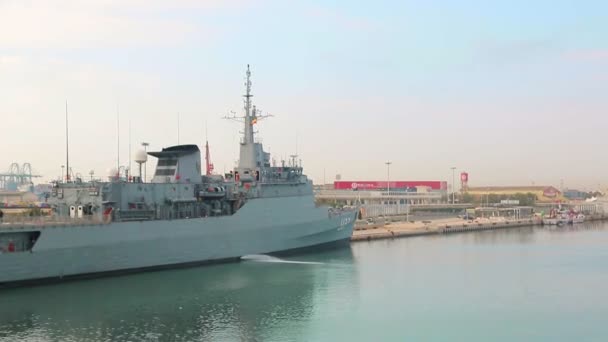 Валенсия, Испания, 2018-09-12: Военно-морские силы Испании в Средиземном море. Корабль Great Brasil находится в порту Веленсия . — стоковое видео