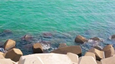 Dalgalar küçük deniz iskele koruyan taş çarptı. Büyük dalgalar rıhtımdan korunması.