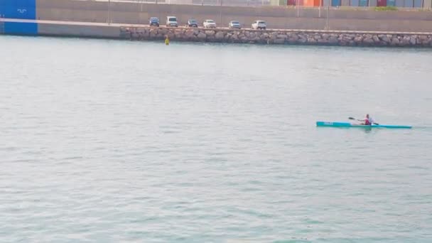 Один спортсмен плавает на каяке в открытом море для тренировок — стоковое видео