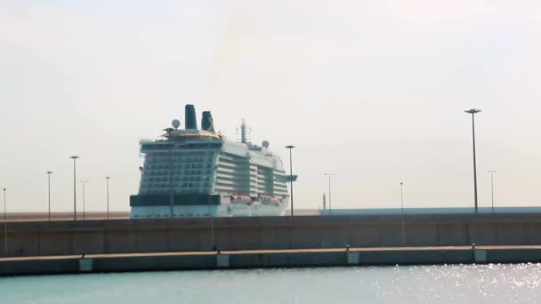 Ett Stort Flervånings Kryssningsfartyg Ligger Hamnen Valencia Spanien — Stockvideo