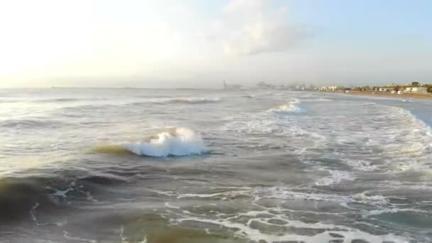 Düşük uçuş üzerinde dalgalar kıyıya geliyor. Gölgede dalga köpüğü ve kabarcıklar büyük miktarda oluşturur. Hava İspanya, Akdeniz — Stok video