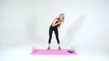 Kız yoga egzersizleri beyaz bir arka plan üzerinde gösterir.