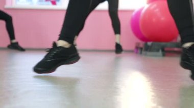 Sempatik kız, bir grup eğitim döngüler trx için kullanır. Spor yoğun Grup Eğitim.