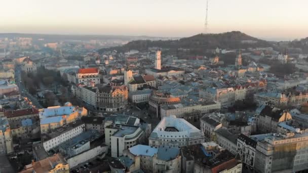 Vlucht over het centrale deel van de stad Lviv in Oekraïne. Ochtend zonsopgang boven de stad. Prachtige panorama van de stad van morgen. — Stockvideo