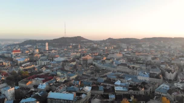 Vuelo Sobre Parte Central Ciudad Lviv Ucrania Mañana Amanece Sobre — Vídeos de Stock