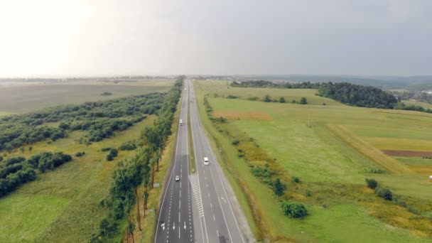 Letecký pohled shora na mokré dálnici. Pohyblivé automobily na mokré silnici, Střelba z Duně. Letecká krajina — Stock video