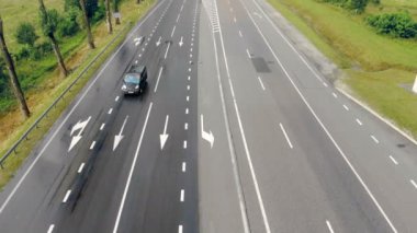 Islak freeway hava üstten görünüm. Bir dron çekim bir ıslak yolda araba hareket. Hava manzara