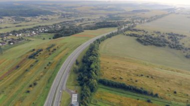 Islak freeway hava üstten görünüm. Bir dron çekim bir ıslak yolda araba hareket. Hava manzara