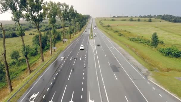 Vue aérienne du dessus de l'autoroute mouillée. Déplacement de voitures sur une route mouillée, tir à partir d'un dron. Paysage aérien — Video