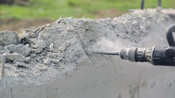 Pracownik przy użyciu betonu wiertarki. Człowiekiem trzęsie ściany w deflektor — Wideo stockowe