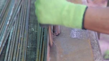 İnşaat işçisi eski üniformalı inşaat demir parçaları virajlı.