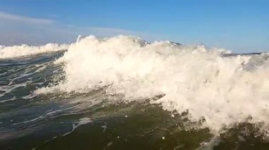 Ağır çekim, yakın kadar dalga sahile doğru hareket sahile doğru hareket eder. Dalga damla yokuş yukarı zonklama. Yavaş kıyıya yakın deniz dalgasının