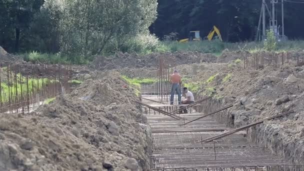 Ucrânia. Lviv. 19 Setembro 2018: Trabalhadores da construção martelar sobre a fundação para um projeto de construção maciça. A região está a desenvolver-se a um ritmo rápido . — Vídeo de Stock