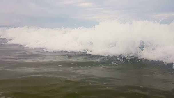 Zwolnionym tempie, Close Up fali porusza się w kierunku brzegu, w kierunku plaży. Krople fali są bijącym pod górę. Slow motion Wave morza, w pobliżu brzegu — Wideo stockowe