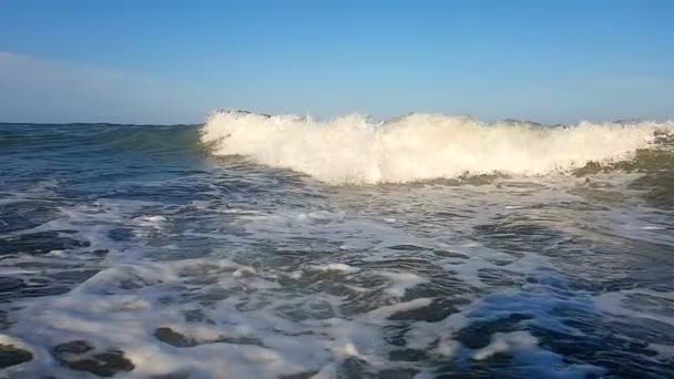 SLOW MOTION, CLOSE UP The wave moves toward the shore, moving towards the beach. Drops of the wave are throbbing uphill. Slow motion of the sea wave near the shore — Stock Video