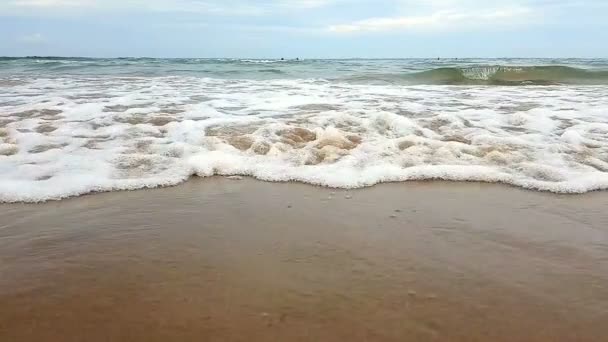 SLOW MOTION, CLOSE UP The wave moves toward the shore, moving towards the beach. Drops of the wave are throbbing uphill. Slow motion of the sea wave near the shore — Stock Video