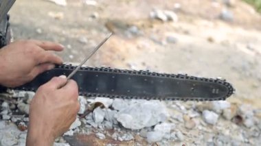 Testere diş için ağaç kesme bileme. Testere Bileme aracı yakın çekim ile işçi keskinleştirir.