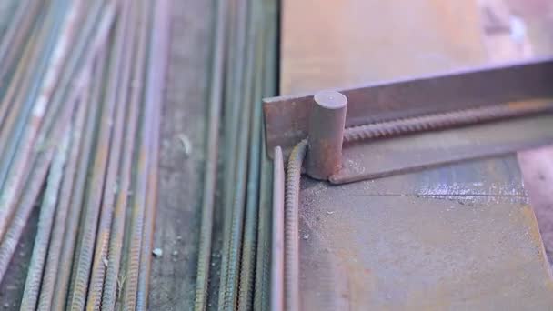 建筑工人在旧的均匀弯曲建筑铁配件. — 图库视频影像