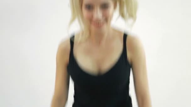 Fitnessübungen im Fitnessstudio. Mädchen treiben Sport, Aerobic. Sportlicher Lebensstil. — Stockvideo