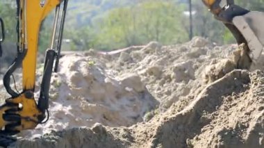 Bir kova Ekskavatör Close-up yere yükseltir. İnşaat kavramı.