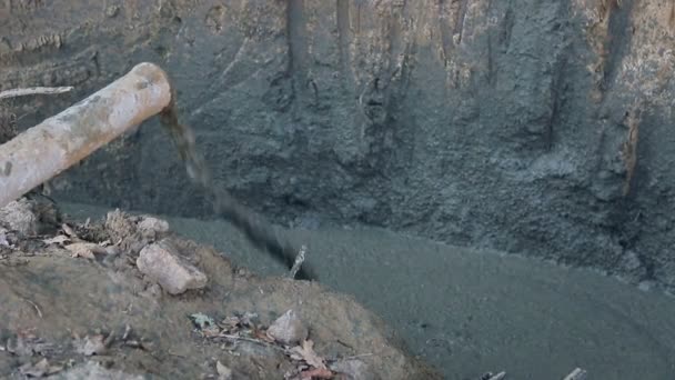 Betonmischung in die Schalung gießen. Bildung des Fundaments der zukünftigen Heimat — Stockvideo