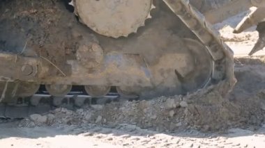 Kil ve marsh, Ekskavatör caterpillar yakın çekim yere hareket Close-up