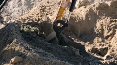 Bir kova Ekskavatör Close-up yere yükseltir. İnşaat kavramı.