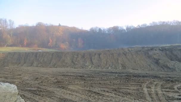 Tomten har smält av grävmaskiner. Panorama på byggarbetsplatsen. — Stockvideo
