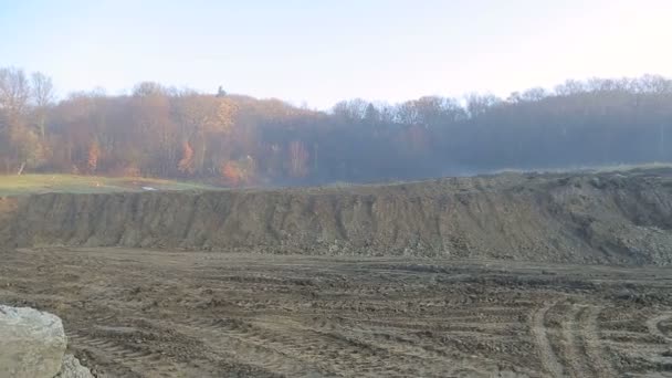 La parcelle a été digérée par des pelleteuses. Panorama sur le chantier . — Video