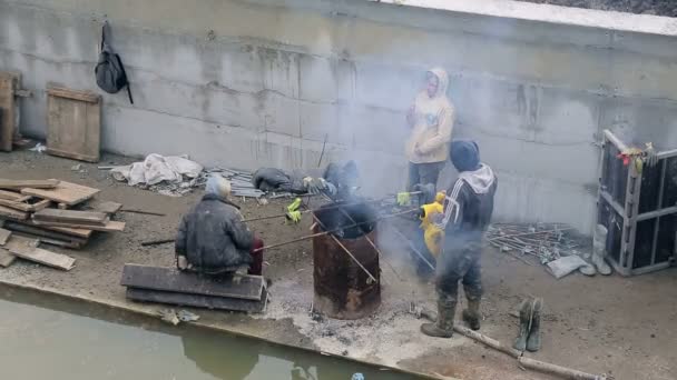 UCRAINA LVIV 29 dicembre 2018. I lavoratori poveri si sono riposati su costruzione. Il concetto di salari bassi — Video Stock