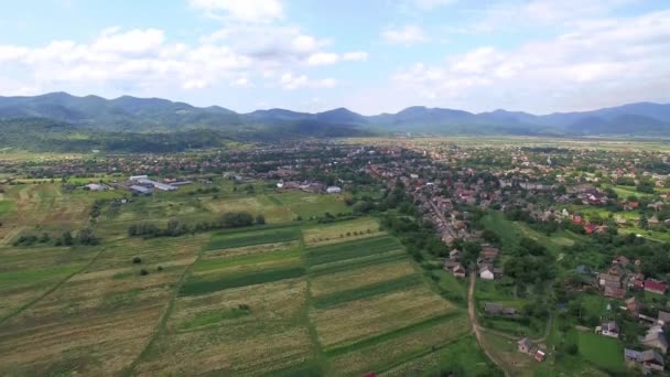 Горные вершины расположены в деревне Aerial Drone Footage View 4k . — стоковое видео