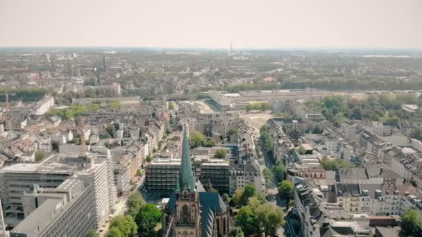 Aerial drönarvy. Tyskland Düsseldorf kyrkan St Peter. Panorama över Düsseldorf — Stockvideo