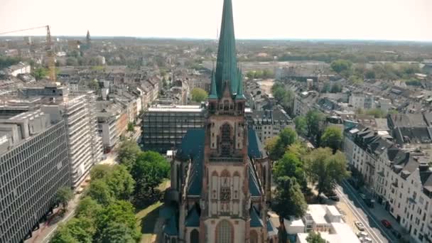 Drone антена подання. Німеччина Дюссельдорф церкви Святого Петра. Панорама Дюссельдорф — стокове відео