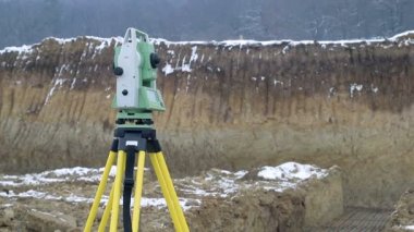 Ukrayna Lviv 29th Aralık 2018. Jeodezi aletleri Theodolit yakın çekim arka plan kış inşaat alanında göster