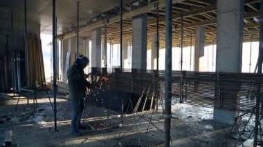 Bir çalışanın bir metal yapı inşaat alanı üzerinde kaynak. İnşaat işleri. İş açık.