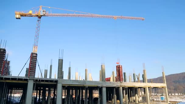 Sitio de construcción en buen tiempo. grúa de construcción en el fondo de un cielo azul — Vídeo de stock