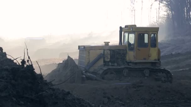 Morning, fog, the work of excavators and bulldozers on the construction site. Ground alignment — Stock Video