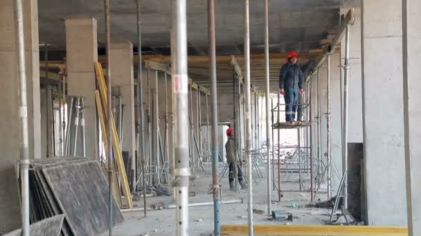 Украина Львов 29 декабря 2018 года. Бедные рабочие отдыхали на строительстве. Концепция низкой заработной платы — стоковое видео