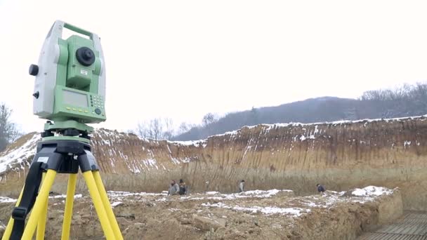 Oekraïne Lviv 29 December 2018. Geodetische instrumenten Theodolit Close-up weergeven achtergrond Winter bouwplaats — Stockvideo